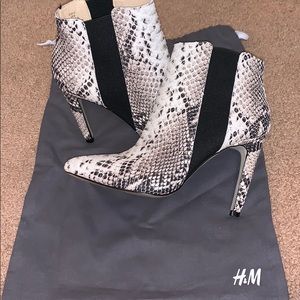 Snake skin / black stretch lining boots.